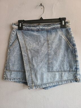 Women's small (28" waist) light wash shorts skirt skorts vintage-look